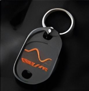 Llavero con logo WarpLine en naranja