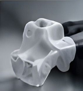 Pieza médica blanca impresa en 3D