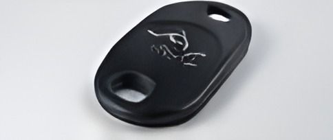 Llavero negro con chip NFC y logo grabado