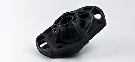 Prototipo negro de carcasa con anclajes